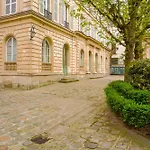 Spacious And Peaceful 1 Bd In Paris