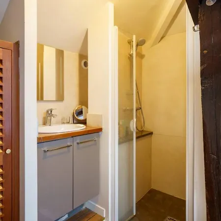 Spacious And Peaceful 1 Bd In Parigi