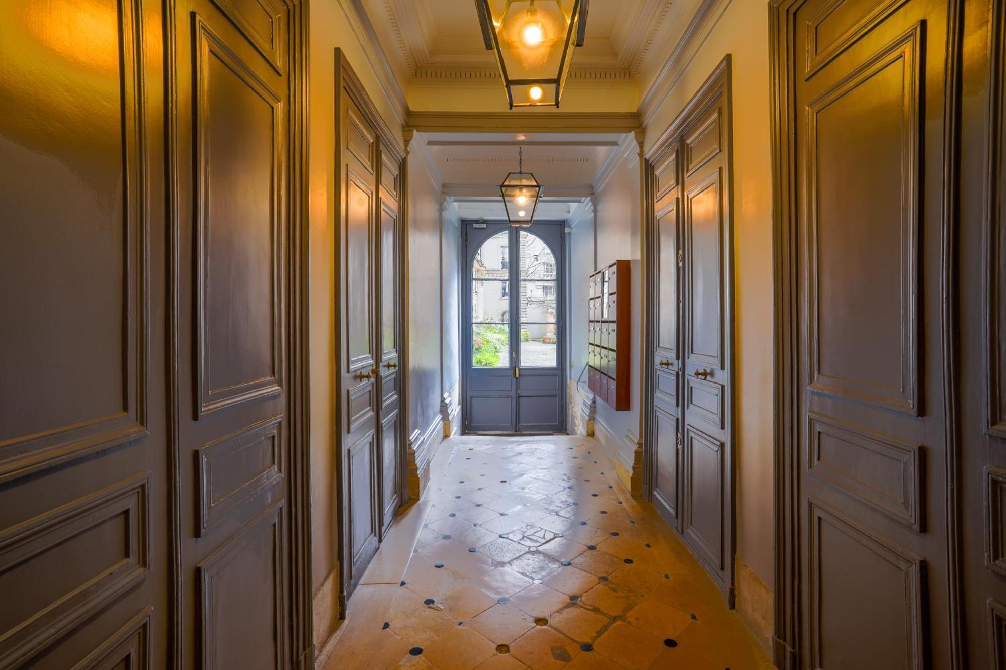 Spacious And Peaceful 1 Bd In Apartment Paris